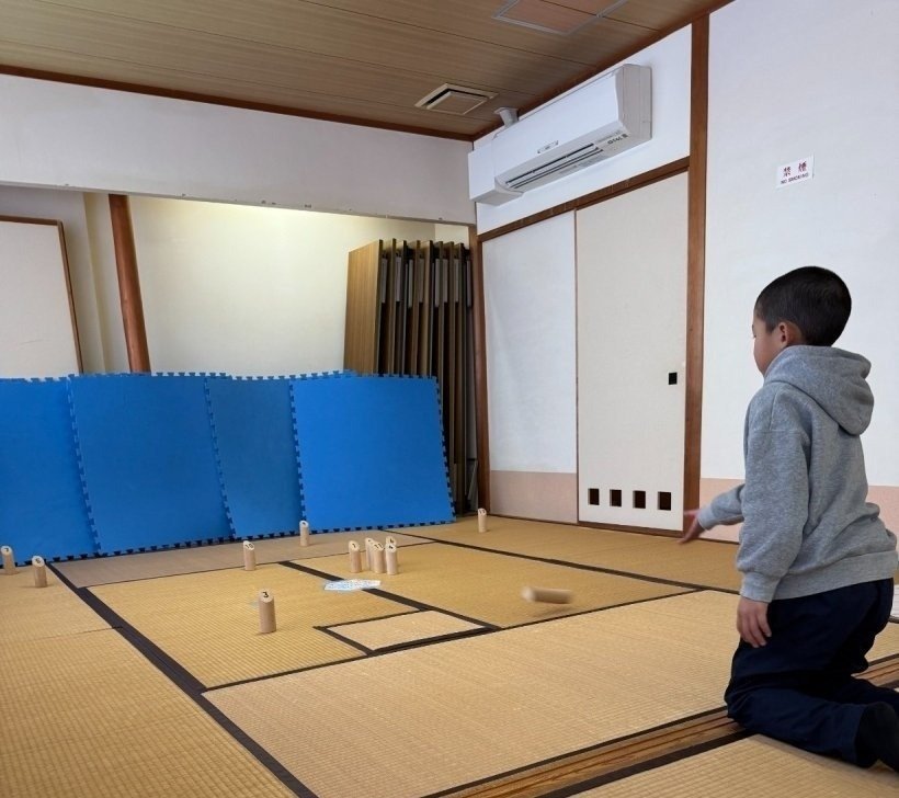 モルックを投げている